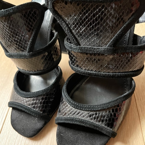 Saks Fifth Avenue Carissa Black Leather Sandals 7 M 4 1/2 inch chunky heel - Picture 4 of 16